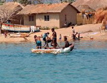 Sdliches Afrika, Zambia, Malawi und Mozambique: Das warme Herz Afrikas - spielende Kinder auf dem Wasser